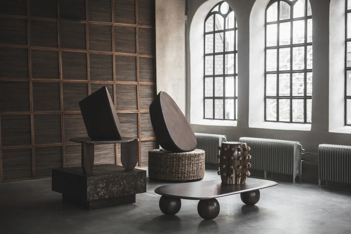 Vintage och modern inredning med soffbord, trädetaljer och skulpturala former