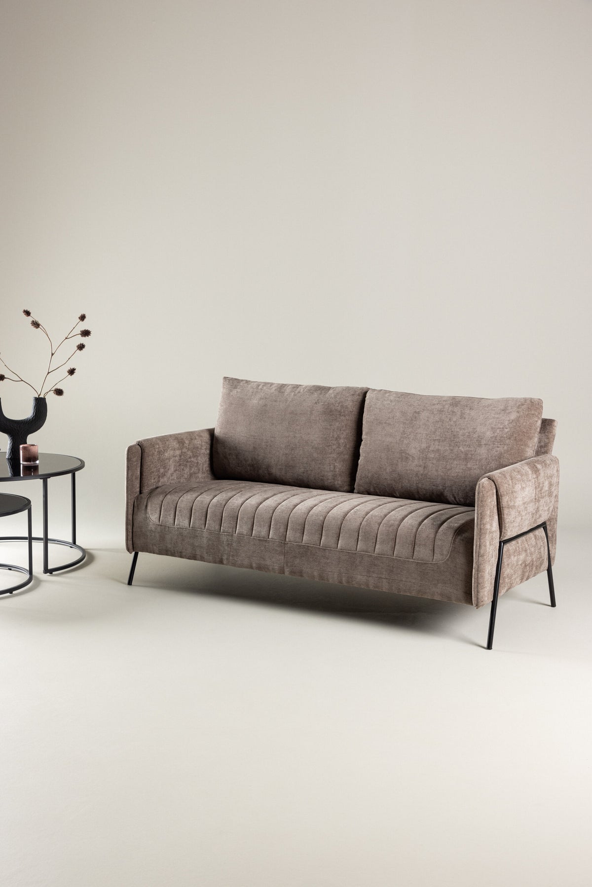 Indigo 2-sits soffor beige – livsstilsbild i hemmiljö