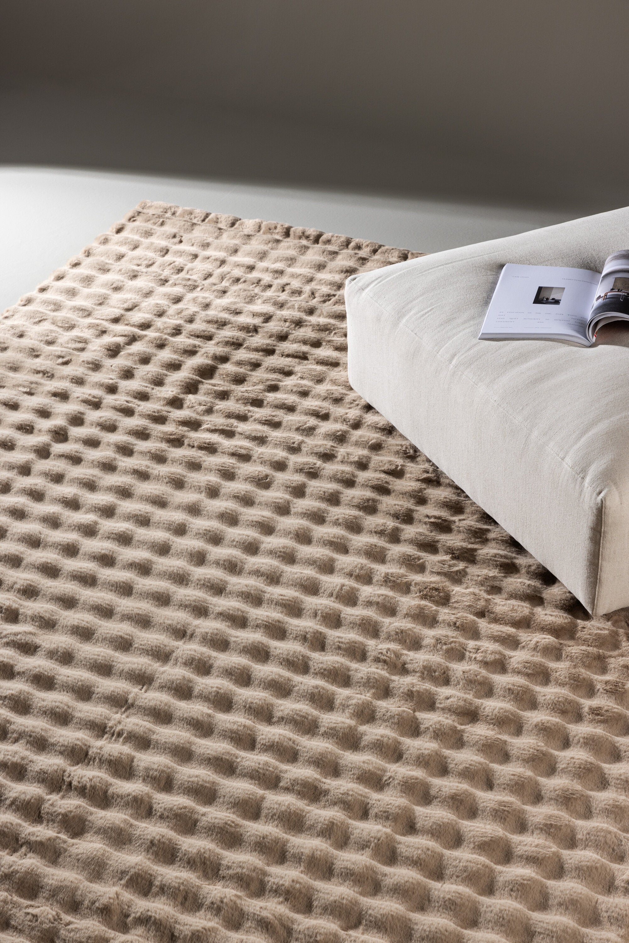 Novis polyestermatta 290 x 200 cm – livsstilsbild i hemmiljö