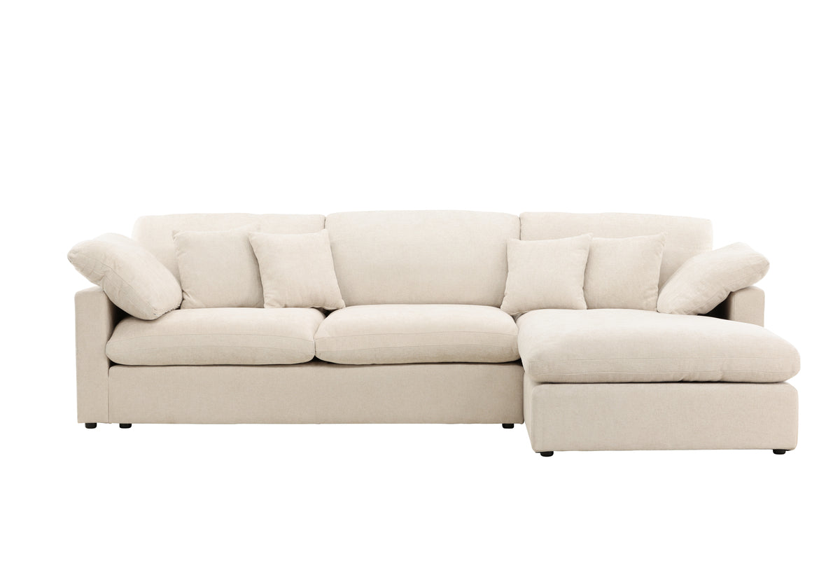 Beige hörnsoffa, stor och rymlig.