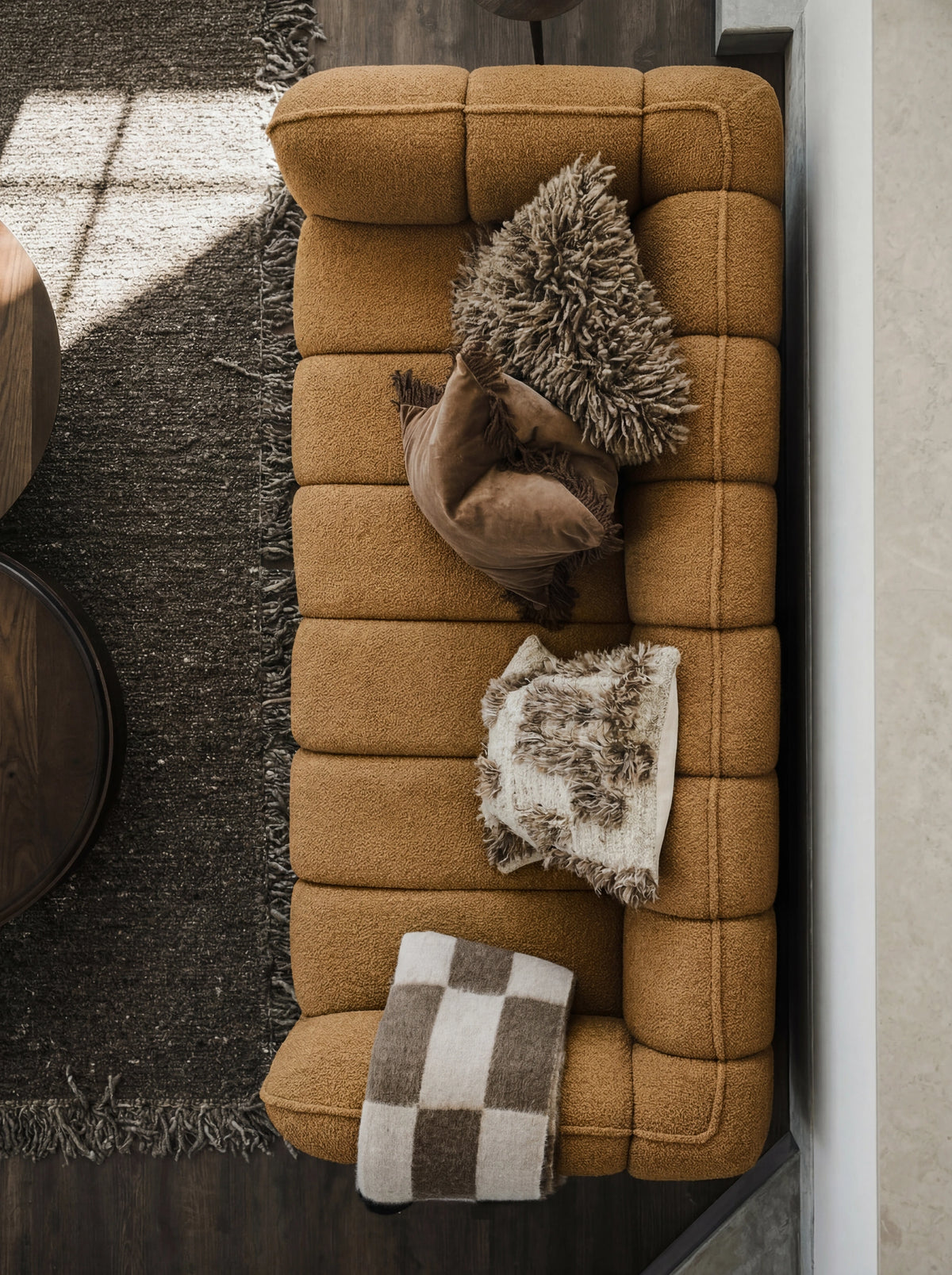 Senzo L Soffa – 100% Polyester fabri / Plywood frame / HR foam – Senap