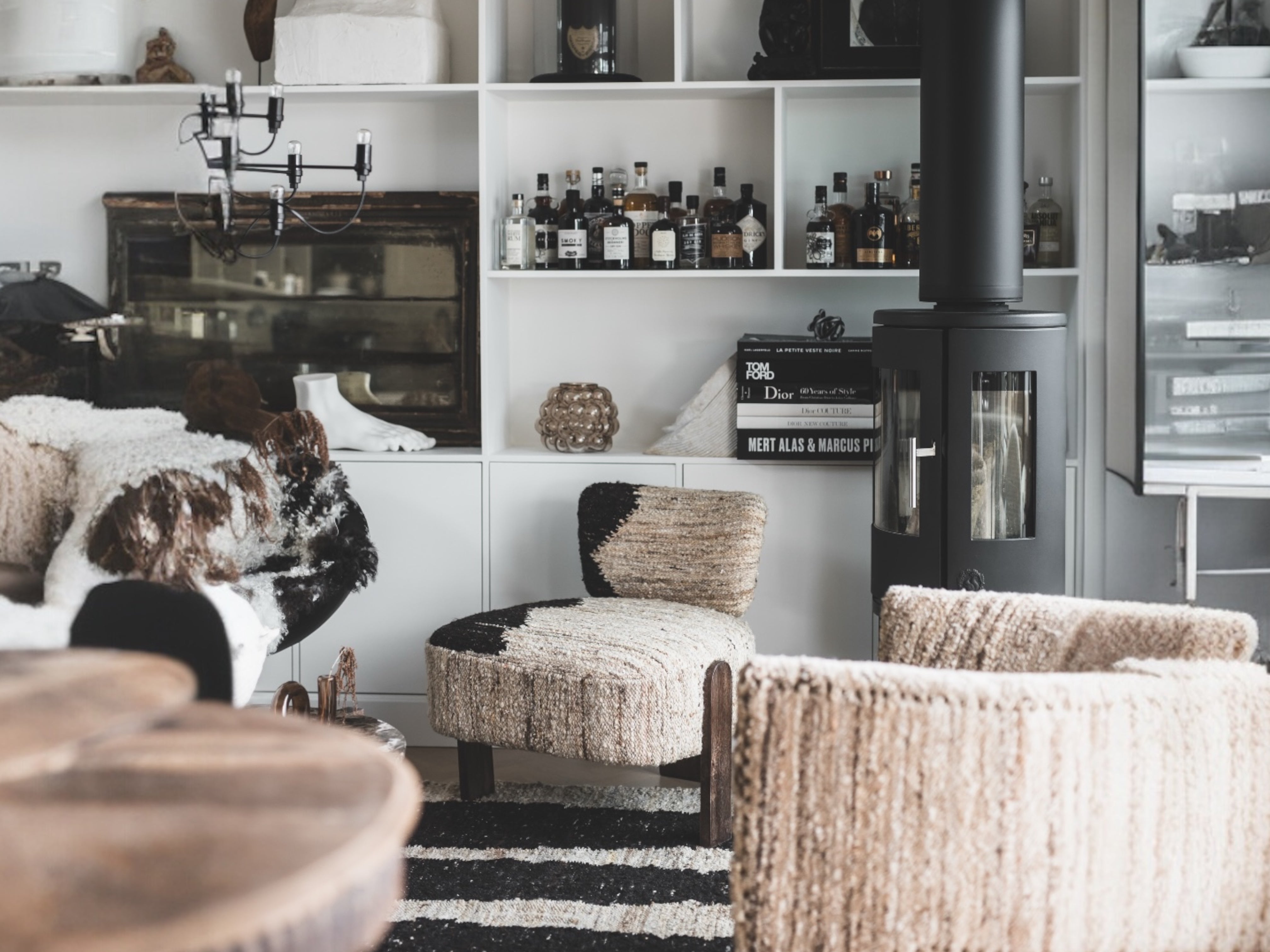 Kombinera färger för ett harmoniskt hem 2026: jordnära bas, blå accenter och taktila material