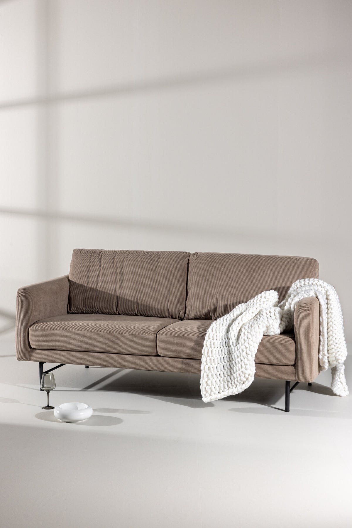 Sky 3-sits soffor brun – livsstilsbild i hemmiljö