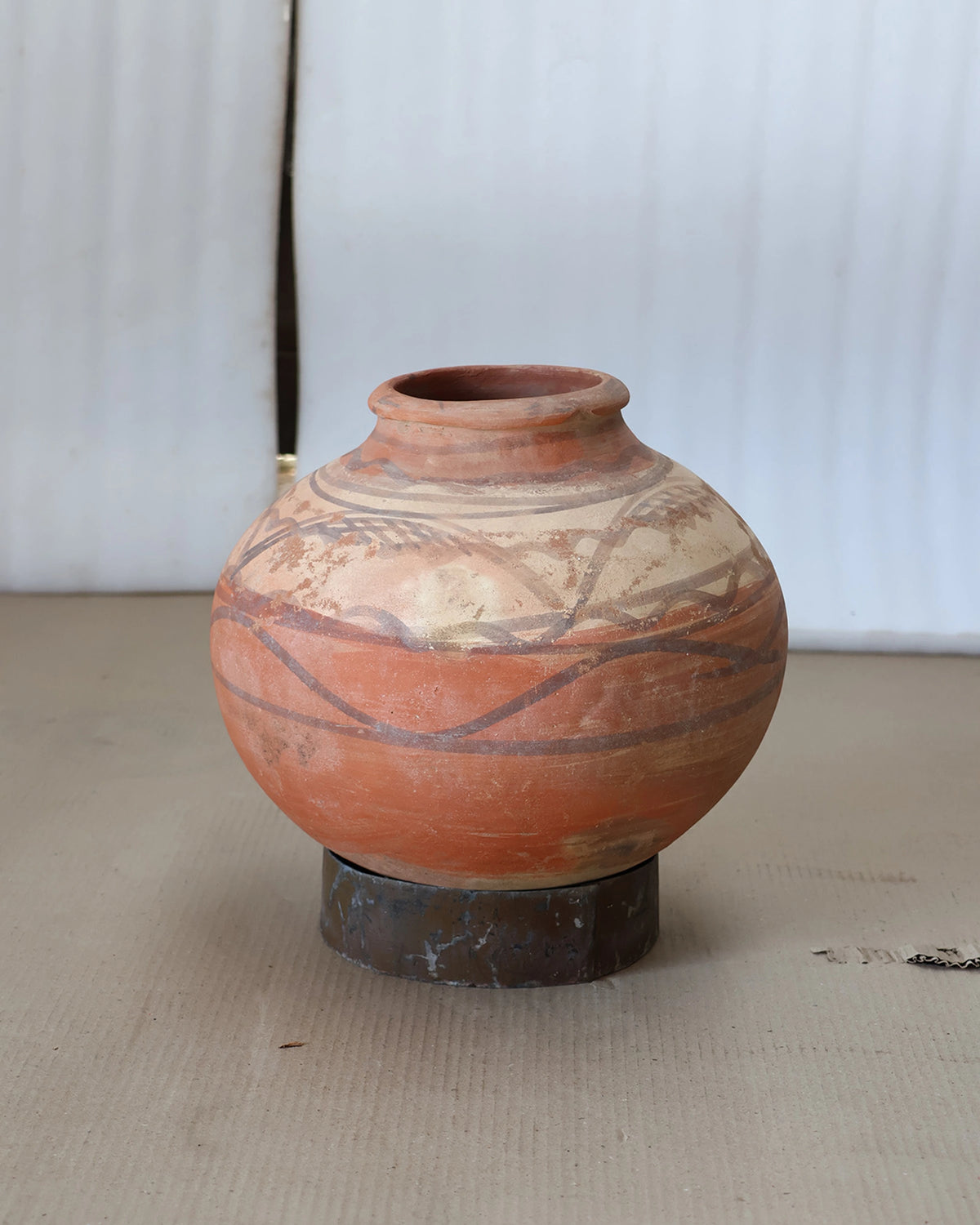 Vintage urna med stativ – produktbild