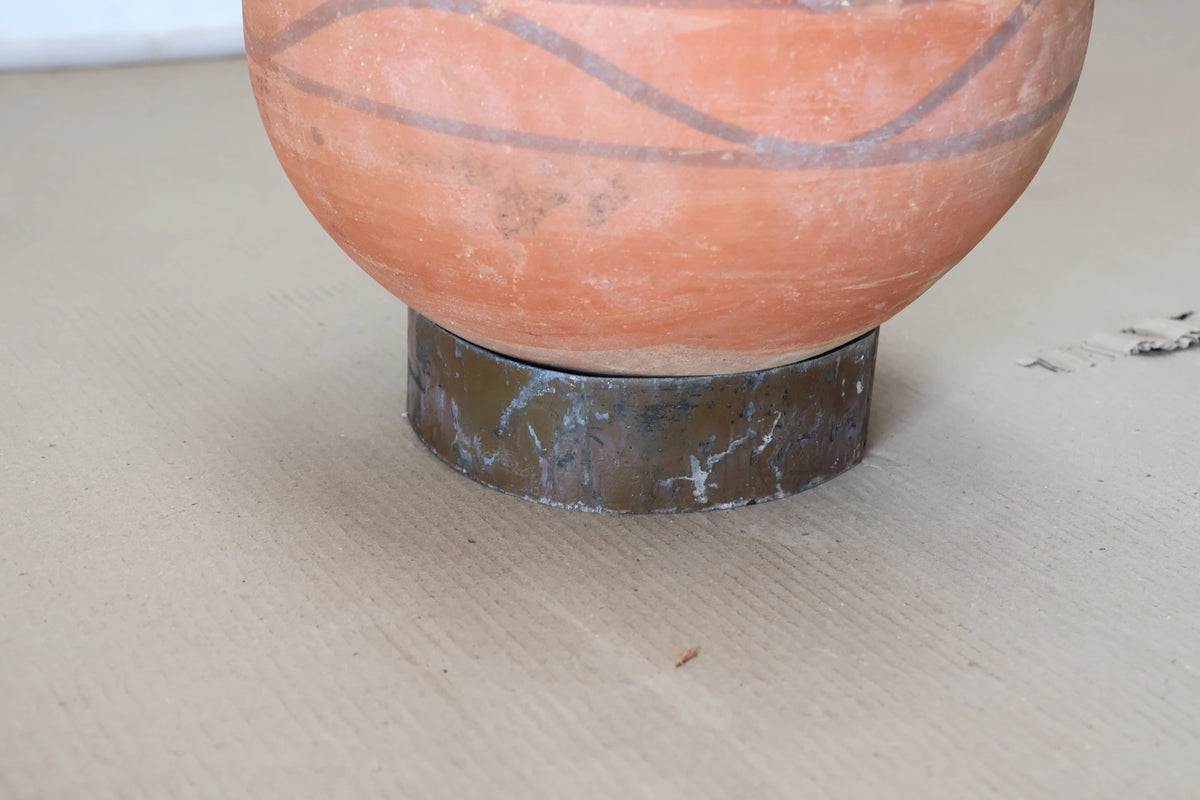 Vintage urna med stativ – detaljbild